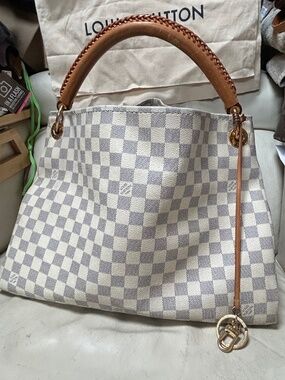 💯%authentic Louis Vuitton artsy in DA
